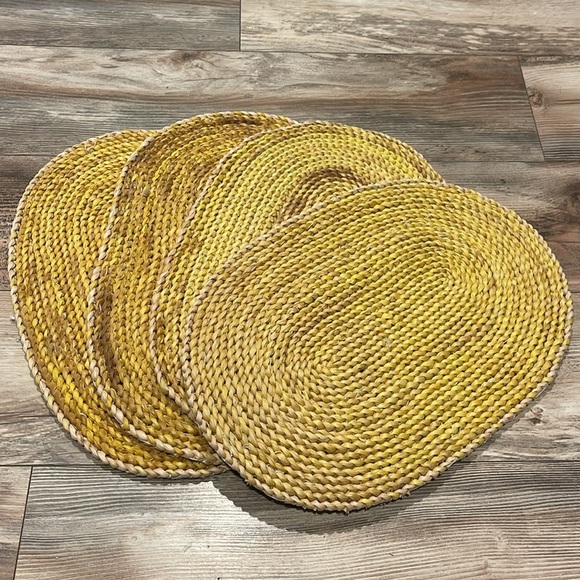 Vintage Set of 4 Yellow Woven Straw Placemats Retro Boho Farmhouse Style 17x12 - Picture 1 of 2